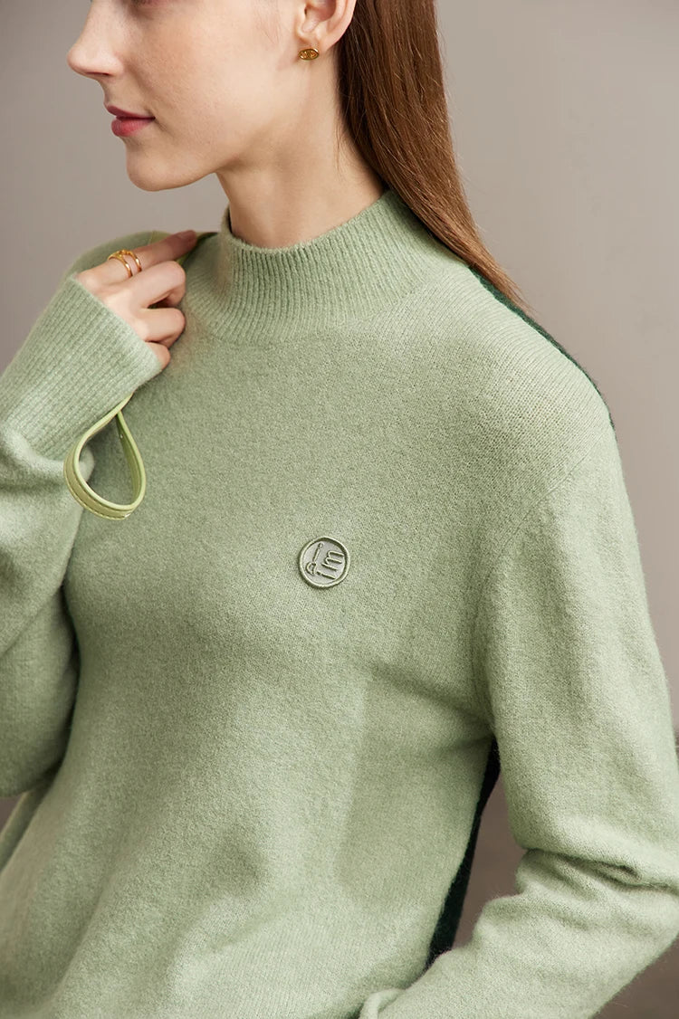 Damen-Pullover mit halbem Rollkragen, Stickemblem vorn, hellgrün