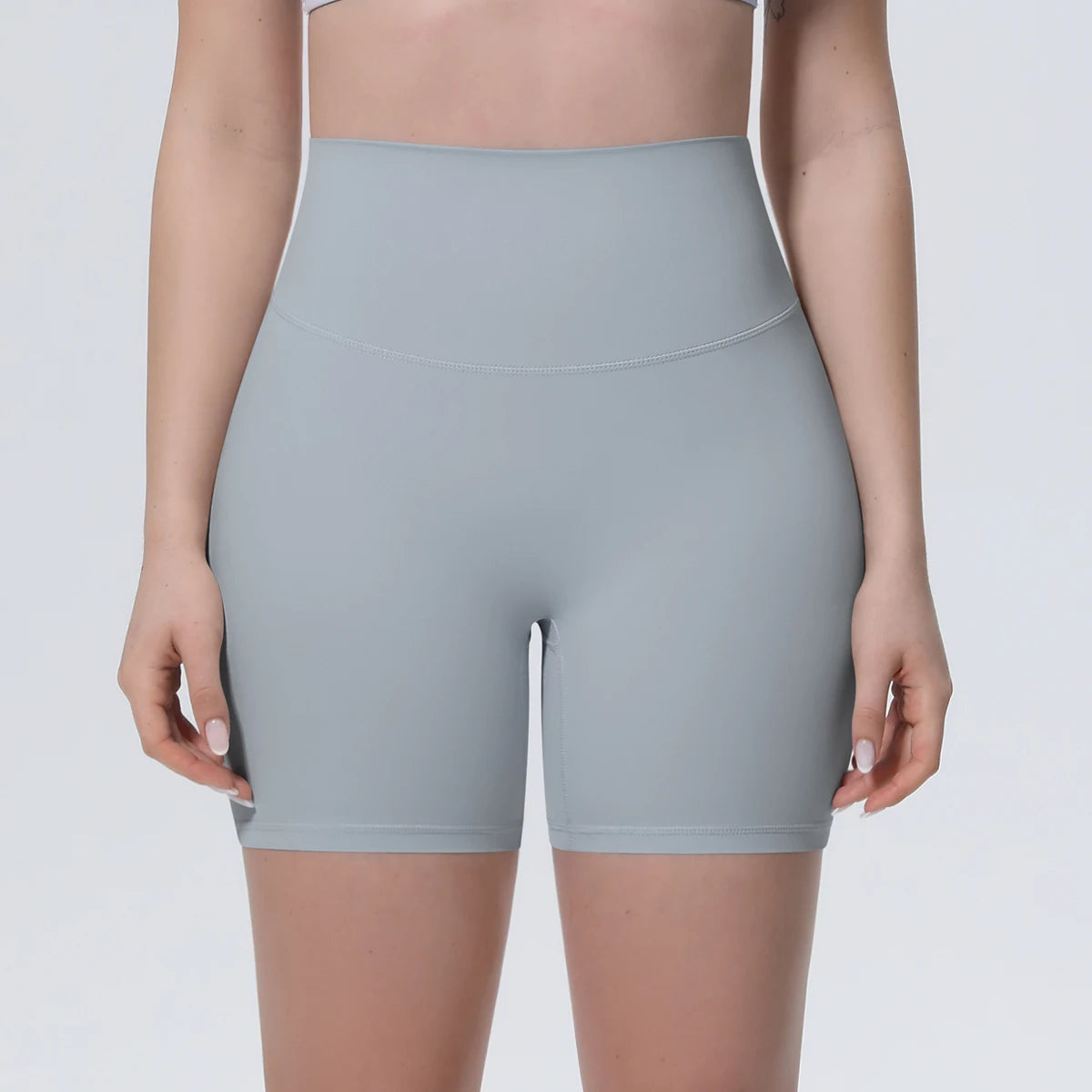 Hellblaue Yoga-Shorts mit hohem Bund und schmalen Beinöffnungen