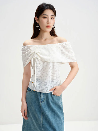 Einfaches Damen-T-Shirt mit Rundhalsausschnitt und klassischer Farbkombination – ideal für den Frühling
