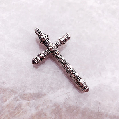 Kreuz-Anhänger aus 925 Sterling Silber mit Relief-Verzierungen, flache Vorderansicht