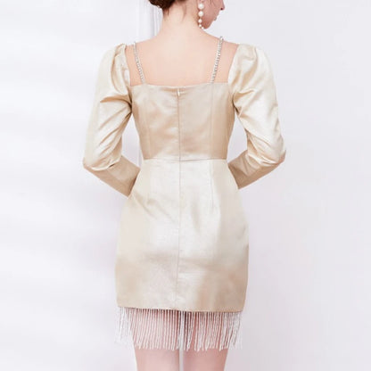 Elegantes Damenkleid mit hohlem Design, Perlenverzierung und hohem Kragen – Langarm-Patchwork mit Schlitz.