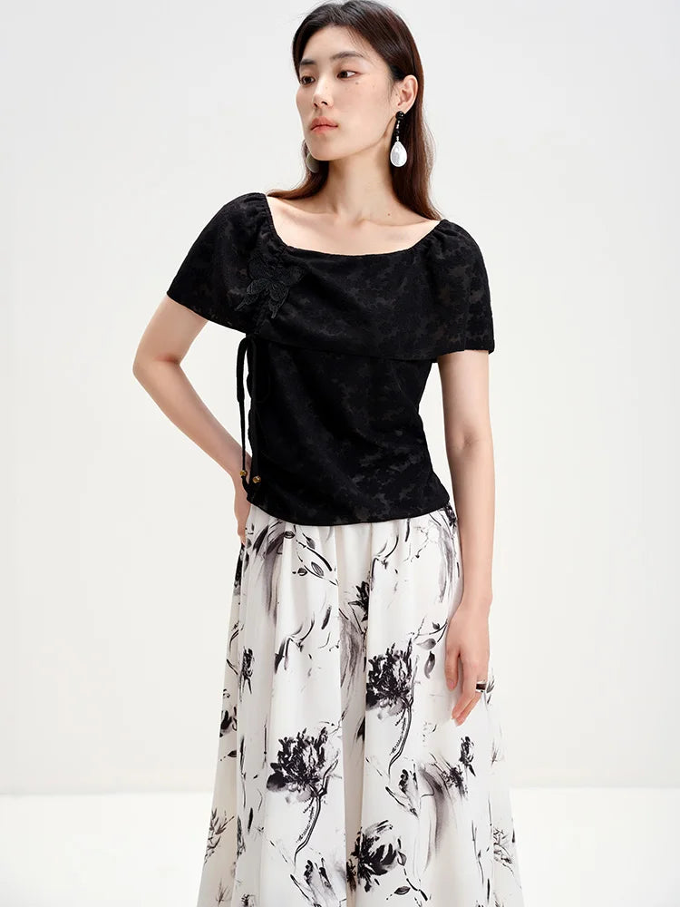 Einfaches Damen-T-Shirt mit Rundhalsausschnitt und klassischer Farbkombination – ideal für den Frühling