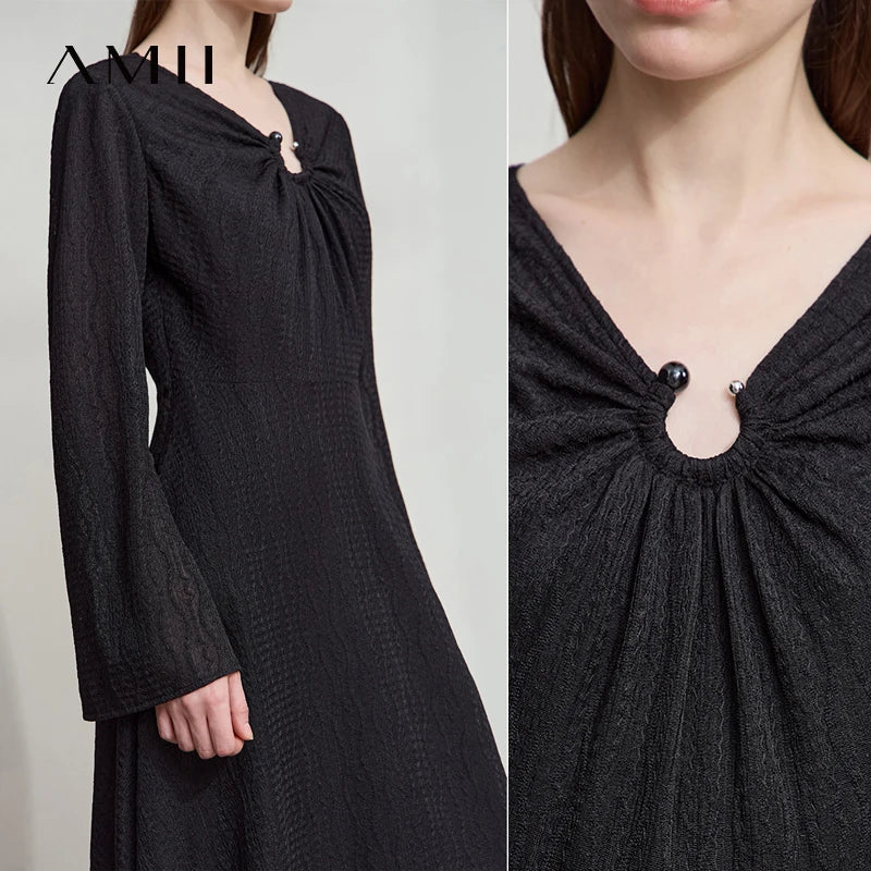 Elegantes Damen-Herbstkleid, schwarzes Oberteil mit drapiertem Ausschnitt und Knopf am Hals.